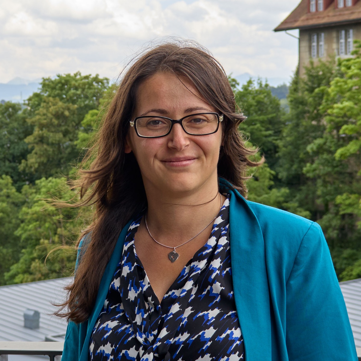 Porträtfoto von Ramosaj Agneta. Sie trägt eine Brille und eine blaue Bluse.