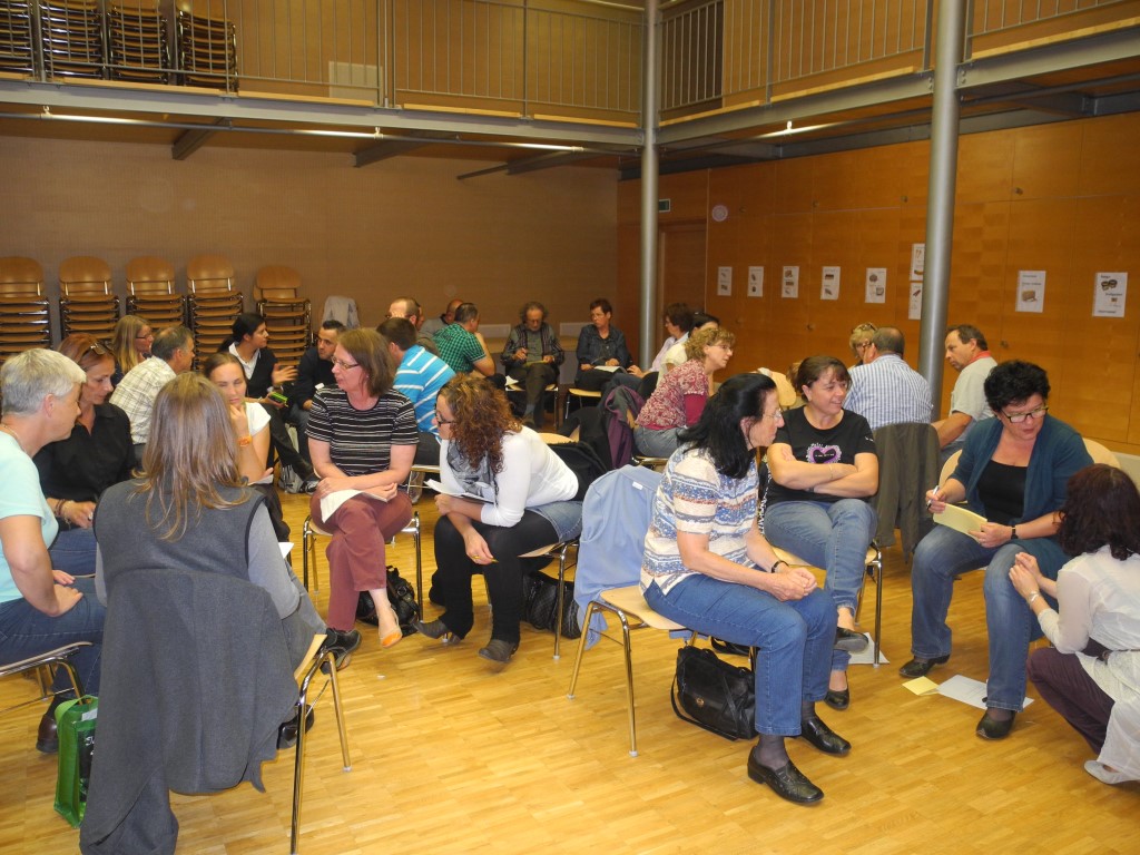 Des groupes de discussion lors d’un atelier participatif en vue de l’entrée en projet de la commune Wünnewil-Flamatt.
