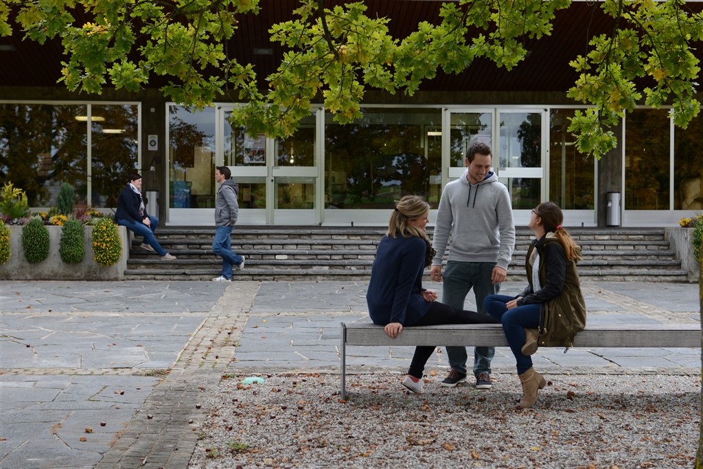 Bild vergrößern Studentinnen und Studenten vor dem Eingang von Grangeneuve