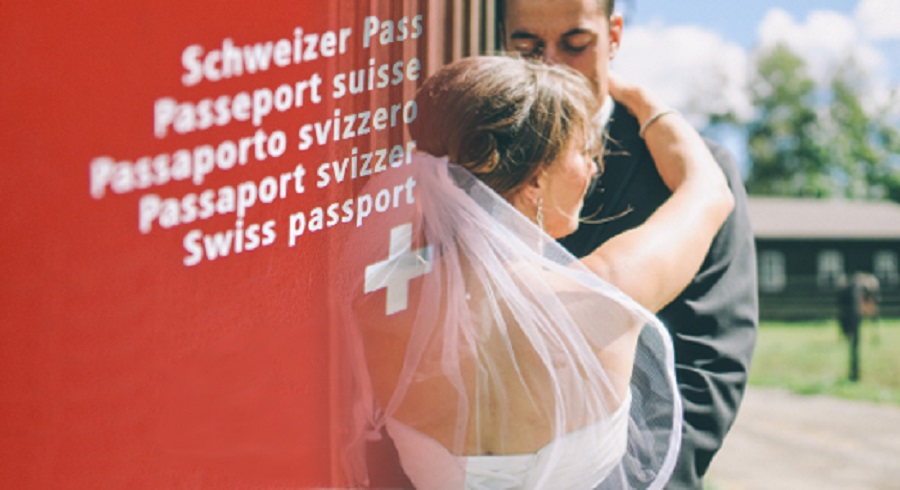 Photo-montage: deux mariés, homme et femme avec à leur gauche la page de garde du passeport suisse