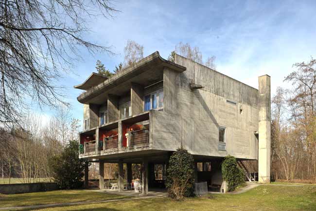Wohngebäude in drei Einheiten aus Rohbeton, Arch. Atelier 5, 1987-88 Neueneggstrasse 6, Wünnewil-Flamatt. Le Corbusier neu interpretiert: Drei Wohneinheiten an der Neueneggstrasse in Flamatt, Atelier 5, 1960-1961