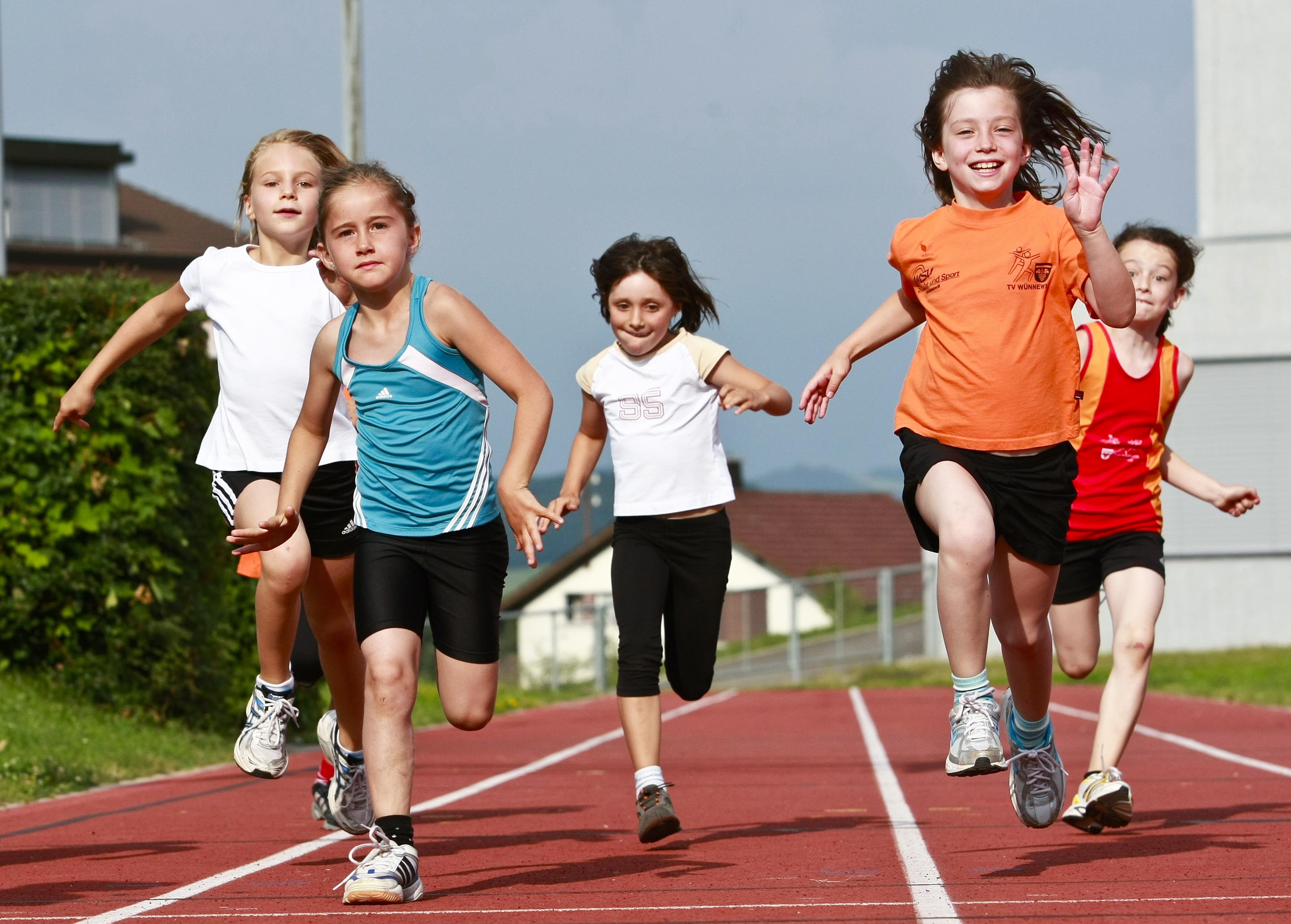 Спорт для ребенка 3. Спортивные дети. Детский спорт. Ребёнок в спортвной форме. Дети в спортивной форме.