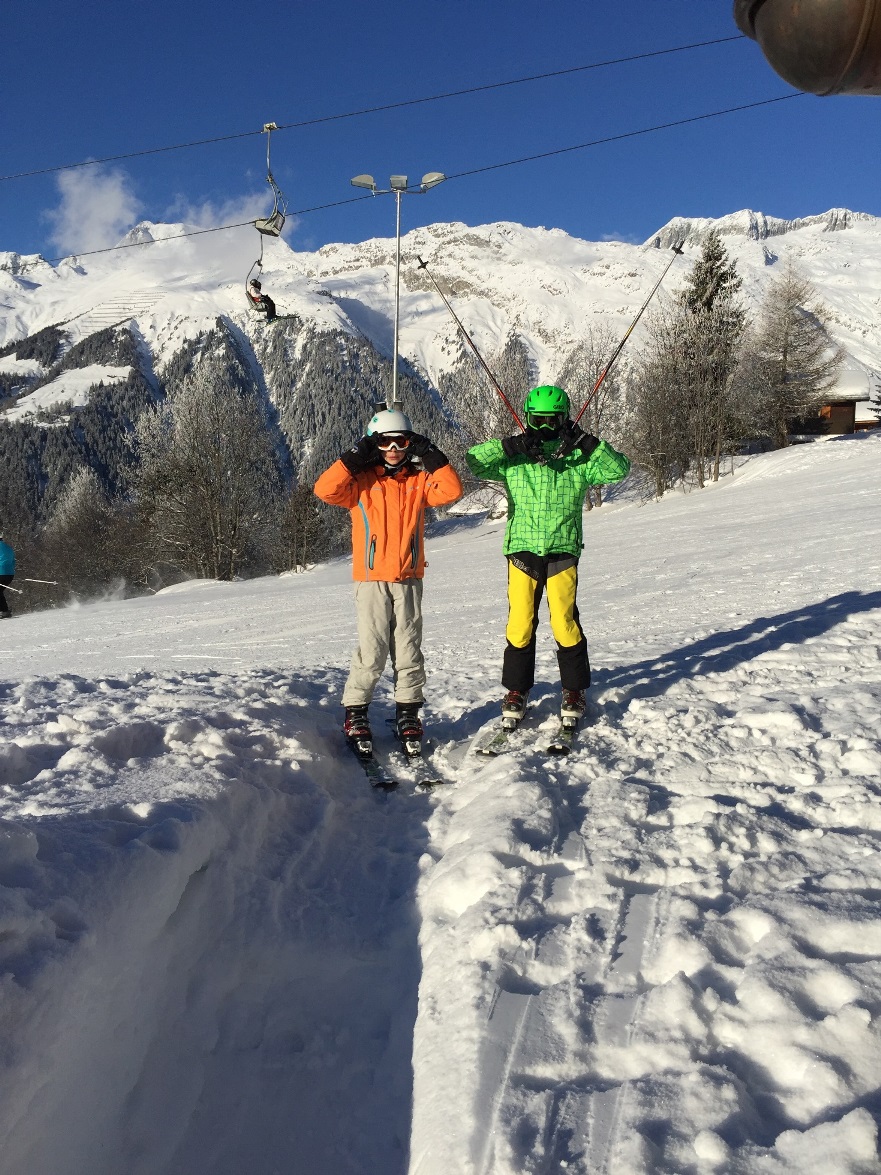 enfants faisant du ski