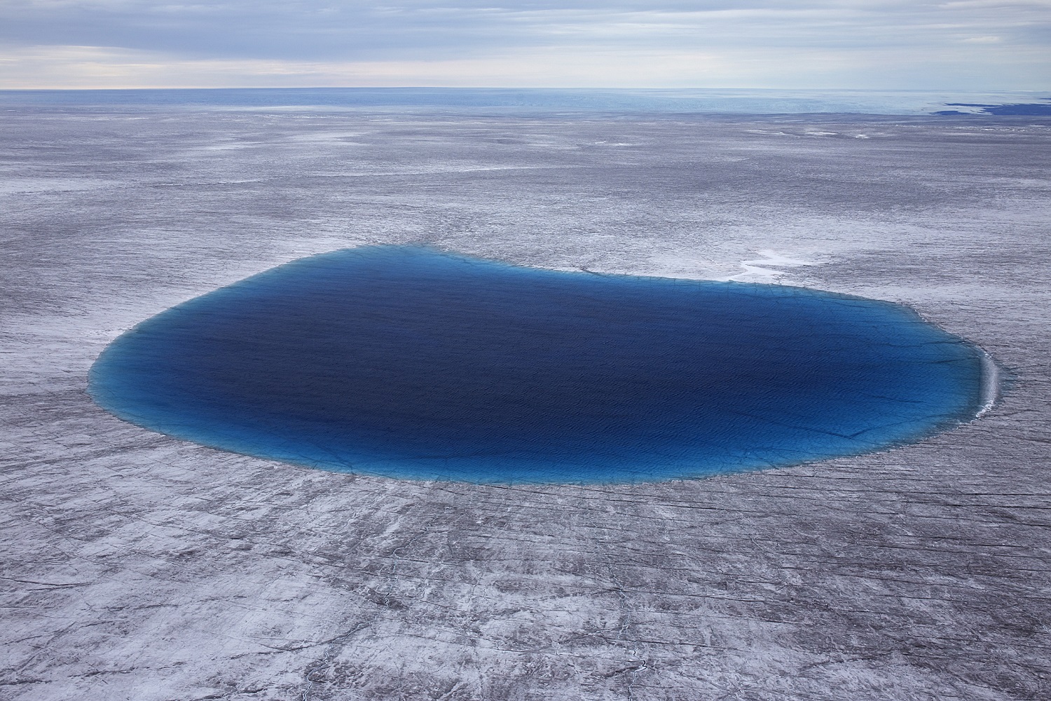 Lac de fonte, sur l’inlandsis groenlandais de Sermersuaq (Patrimoine mondial de l’UNESCO), Groenland. Août 2014