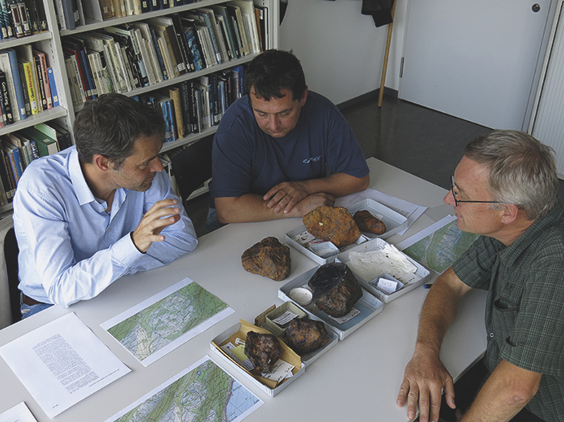 Discussion au Musée d’histoire naturelle de Berne sur les fragments de la météorite de Twannberg