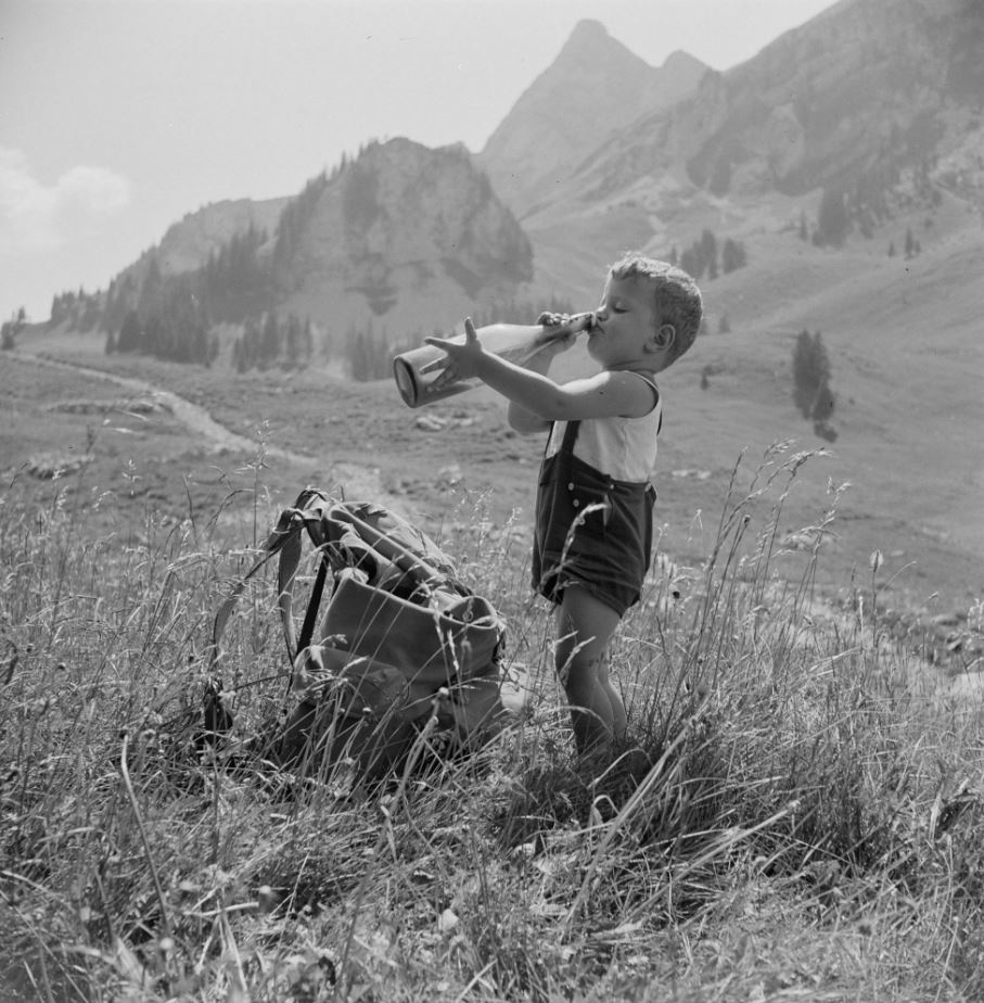 Petit garçon buvant du lait à la montagne. Exposition Au lait, olé. BCU, Fonds Rast