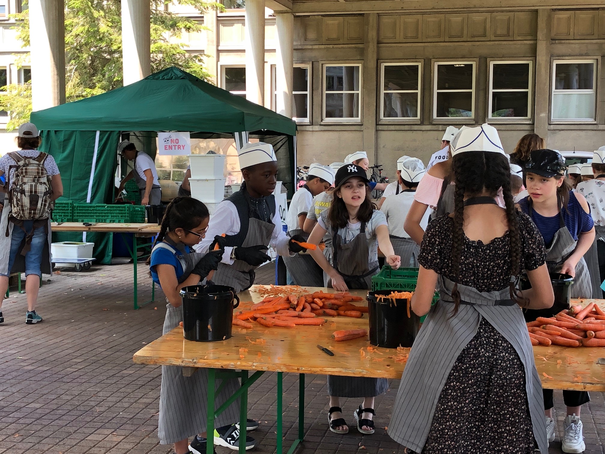 photo d'élèves en train de peler des carottes pour la fabrication du bouillon