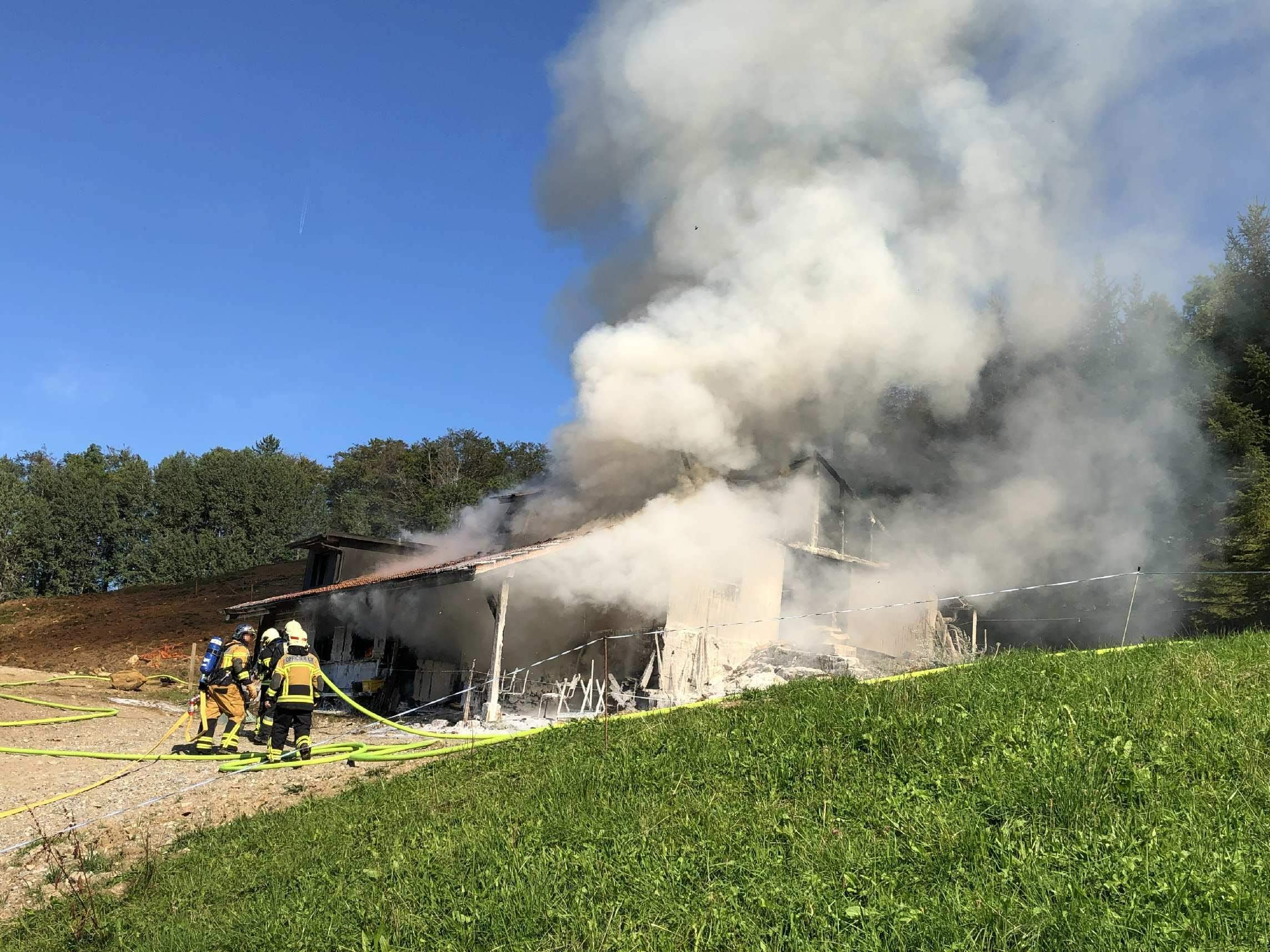 Un chalet détruit par les flammes à Semsales