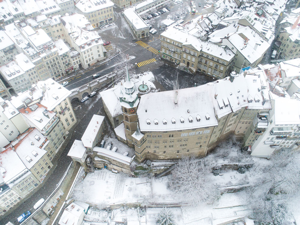 Bild vergrößern Rathaus im Winter