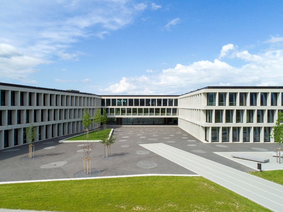 "La cour du Moléson"