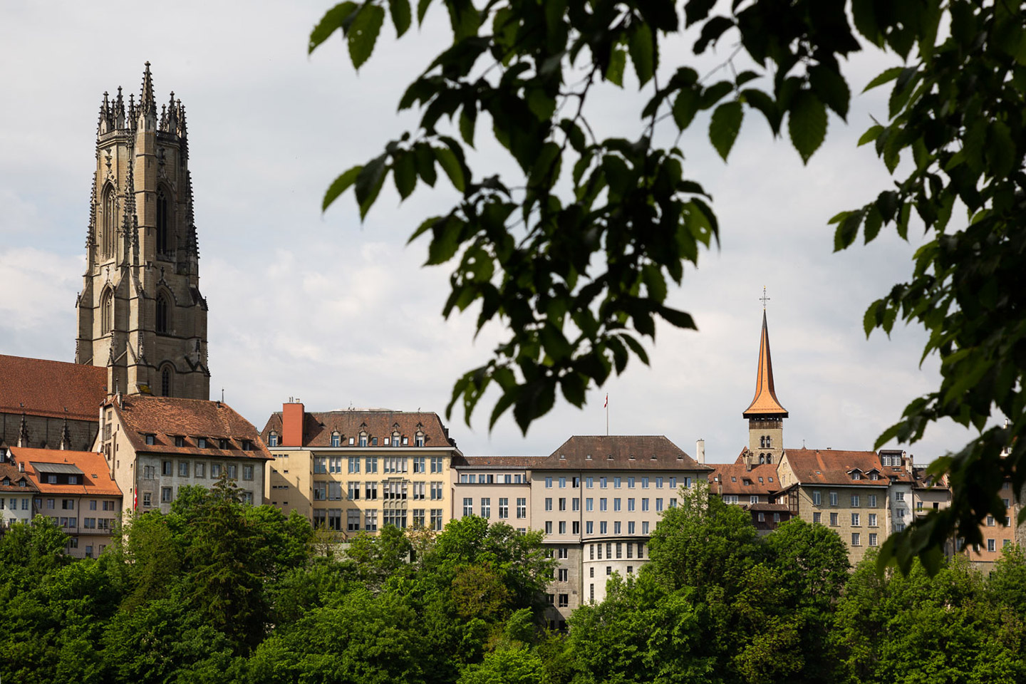 Agrandir l'image Le bâtiment du Ministère public à Fribourg avec la cathédrale St-Nicolas