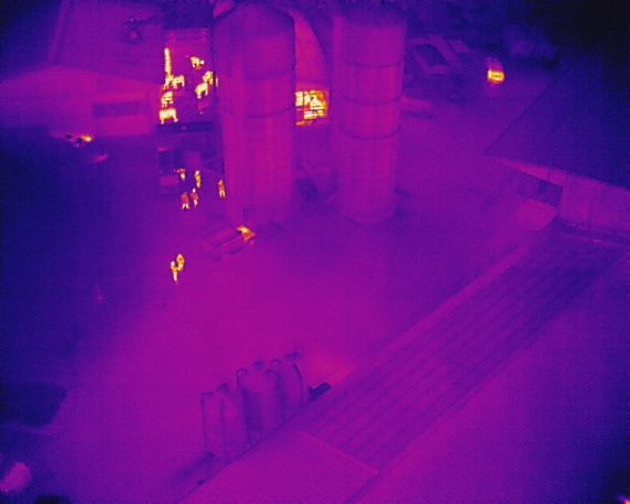 Le drône est muni d'une caméra thermique