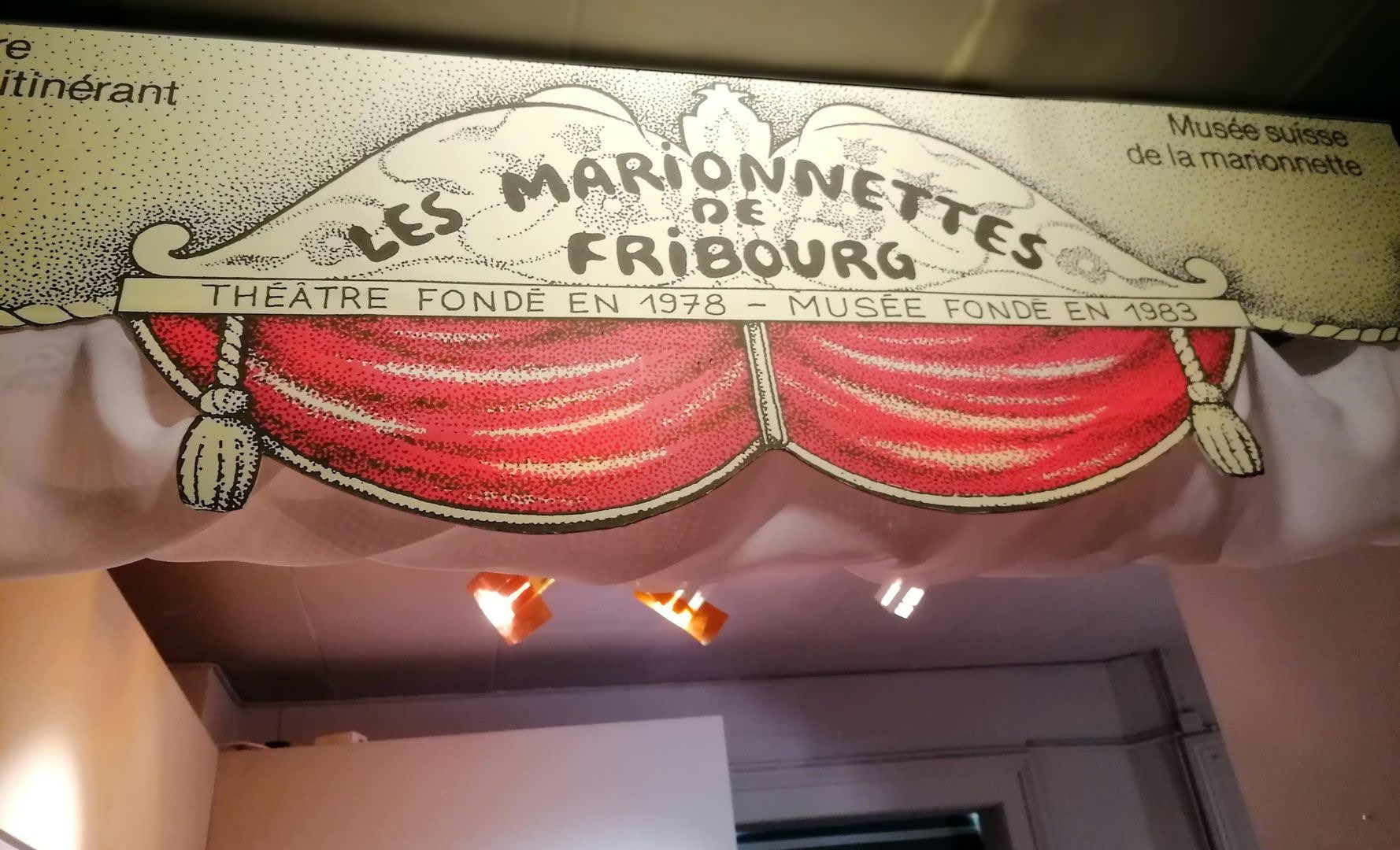 Panneau d’entrée du Musée suisse de la marionnette