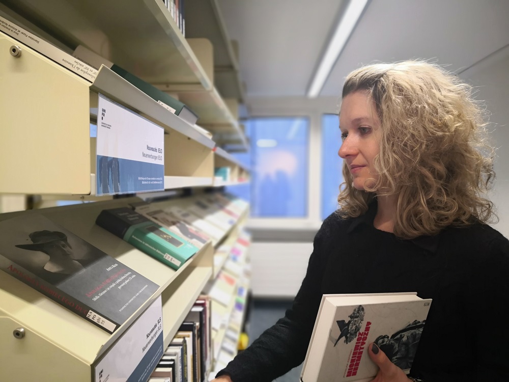 Eine Mitarbeiterin in der Bibliothek für Ost- und Mitteleuropa (EOC).