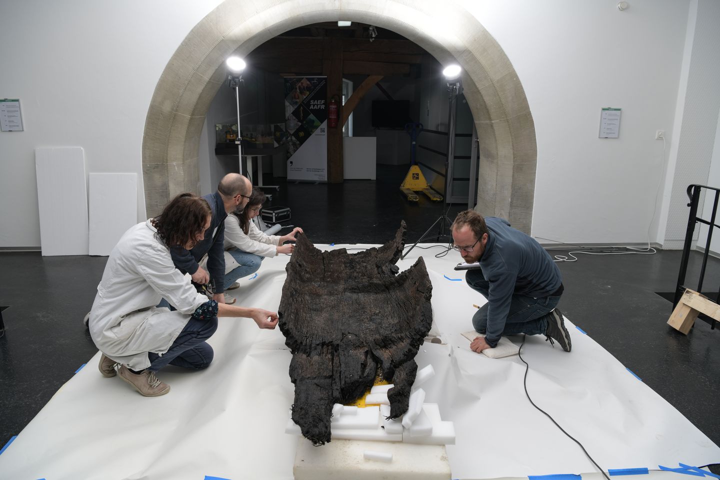 Restauration et documentation d'une pirogue découverte à Bas-Vully, Sugiez-Gare