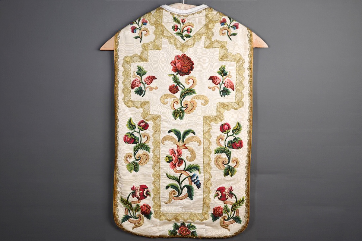 Chasuble religieux décoré de fleurs