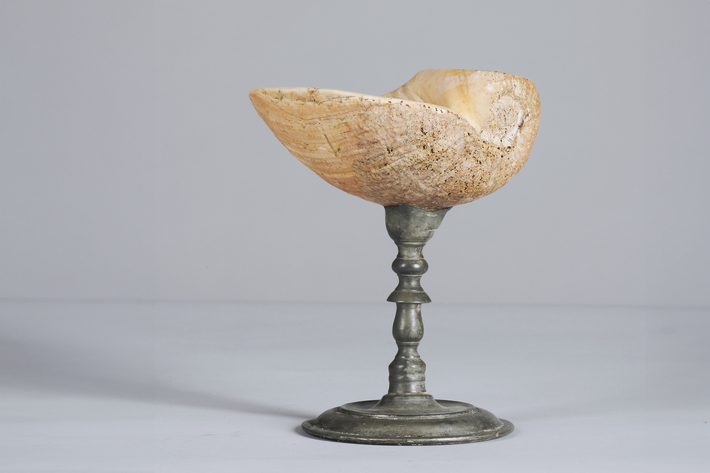 Coquille de baptême sur un pied en étain