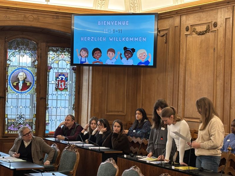 Les élèves débattent