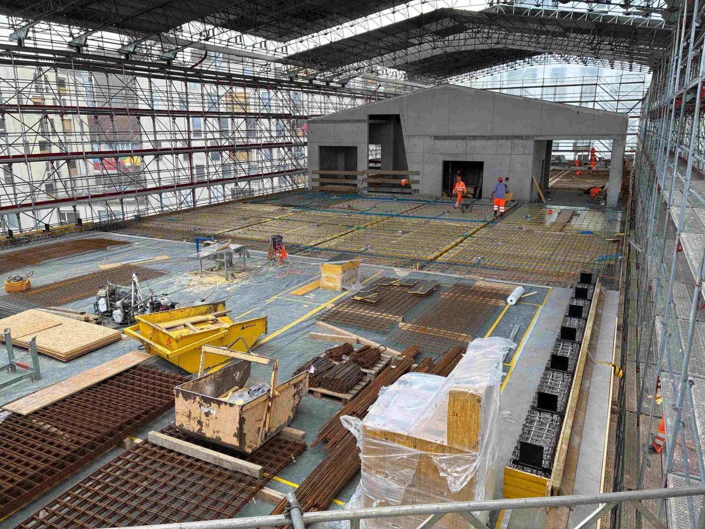 Baustelle des neuen Museums: Vorbereitung des Fussbodens für die Dauerausstellungssäle im zweiten Stock