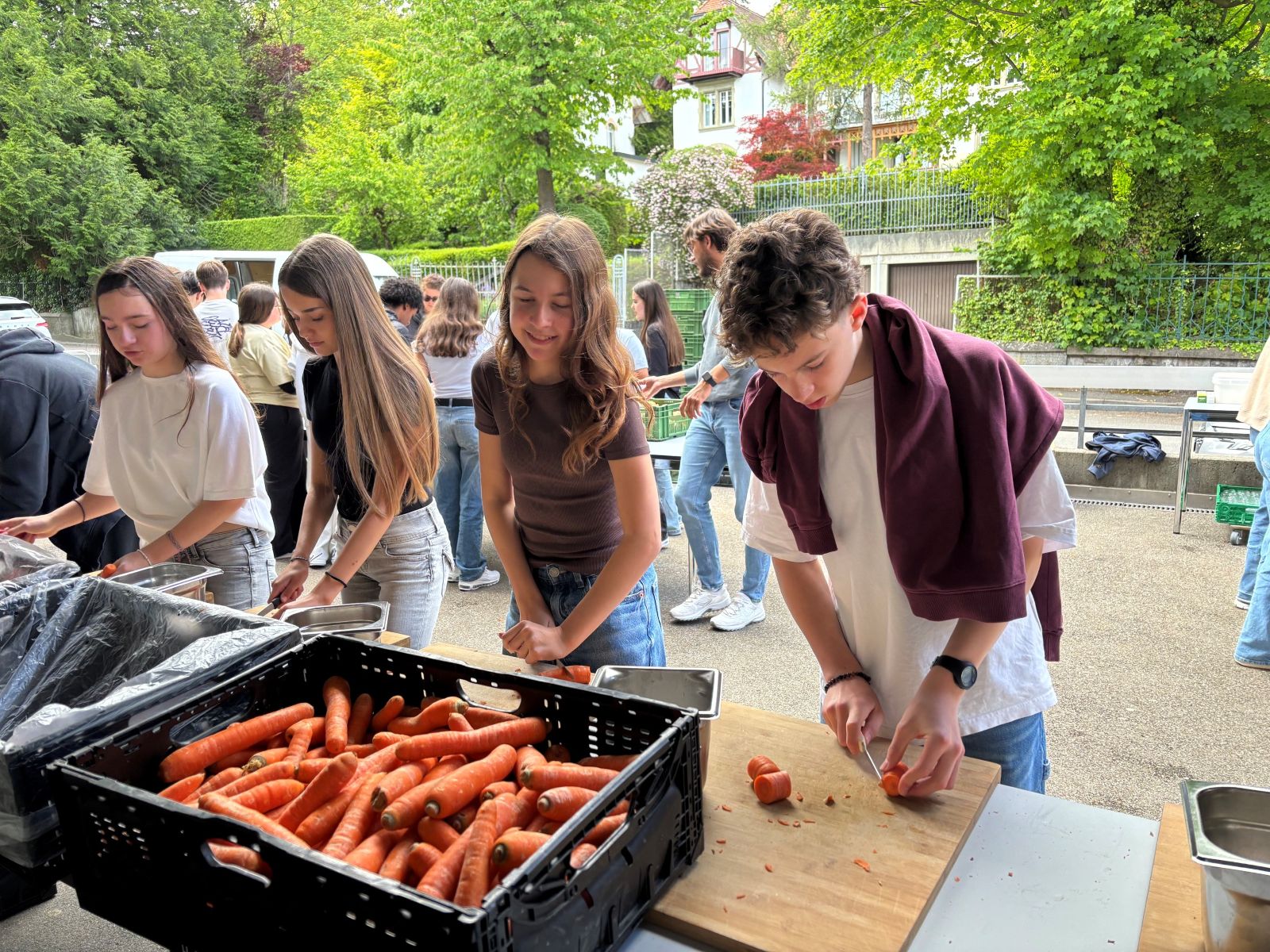 Schüler der Orientierungsschule Jolimont kochen eine Tonne Gemüsebrühe
