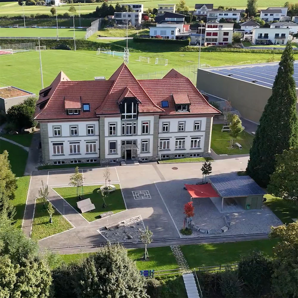 Umgestaltung des Schulhofs der Primarschule Tafers für einen besseren Klimakomfort zugunsten der Schülerinnen und Schüler