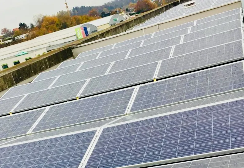Panneaux photovoltaïques sur le SITel, à Givisiez