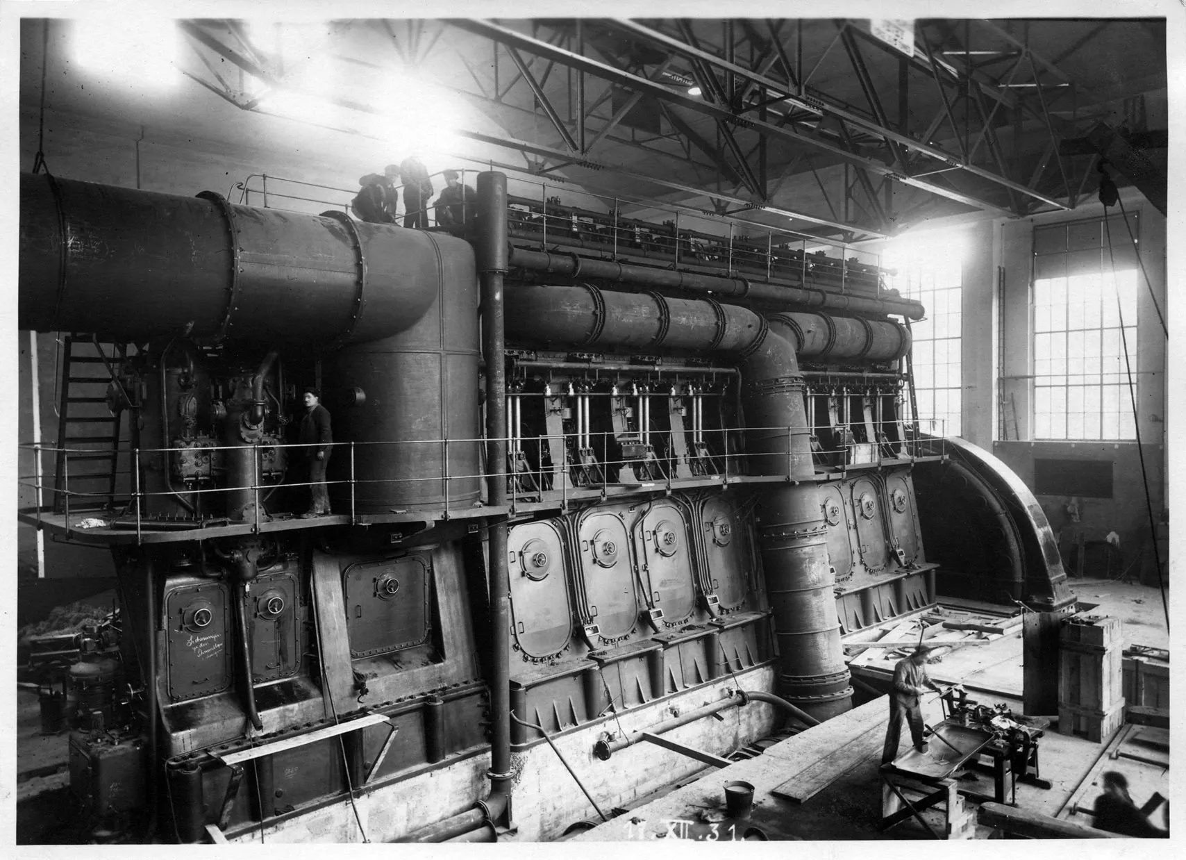 Photo ancienne (1931) du moteur Sulzer de la centrale électrique de la Maigrauge