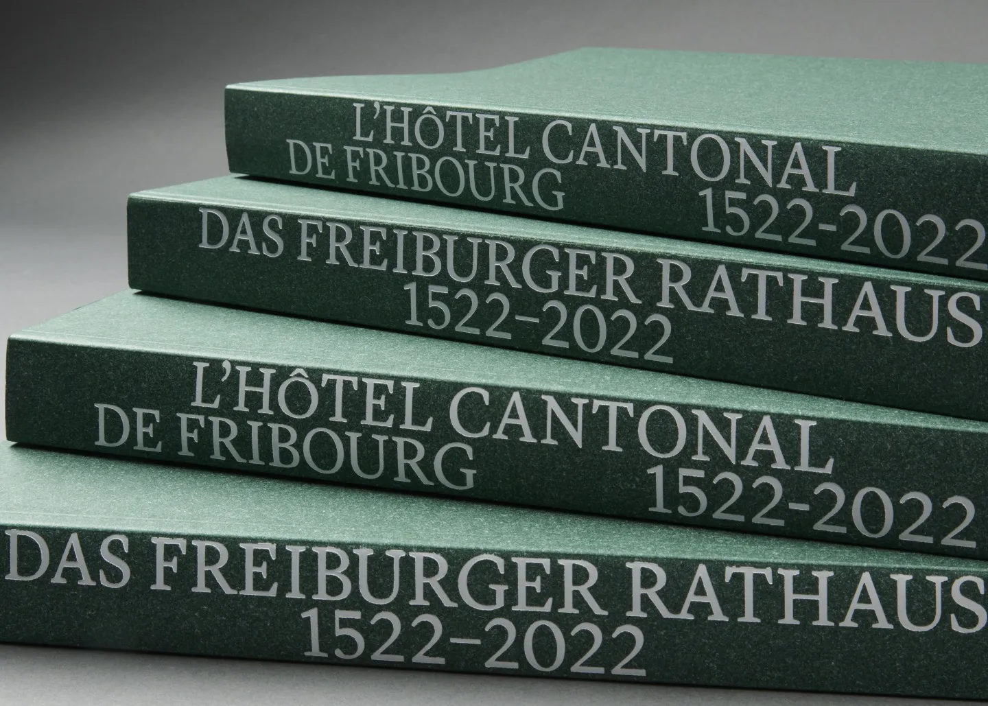 Photo de la tranche d'exemplaires du livre L'Hôtel cantonal de Fribourg
