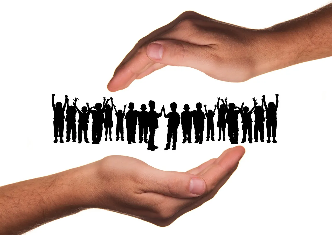 mains qui protègent les enfants 