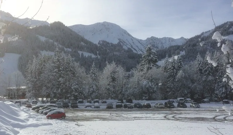 Campus-Parkplatz im Winter