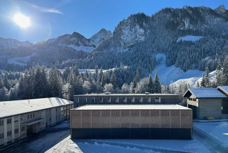 Gedeckter Sportplatz Campus Schwarzsee