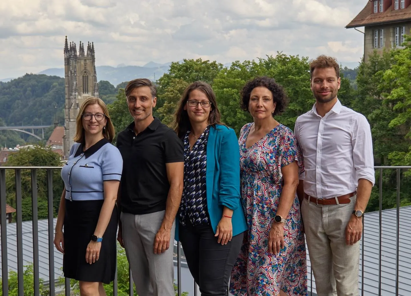 Das Direktions-Team der KBS Freiburg versammelt, lächelnd vor einem modernen Gebäude auf dem Campus.