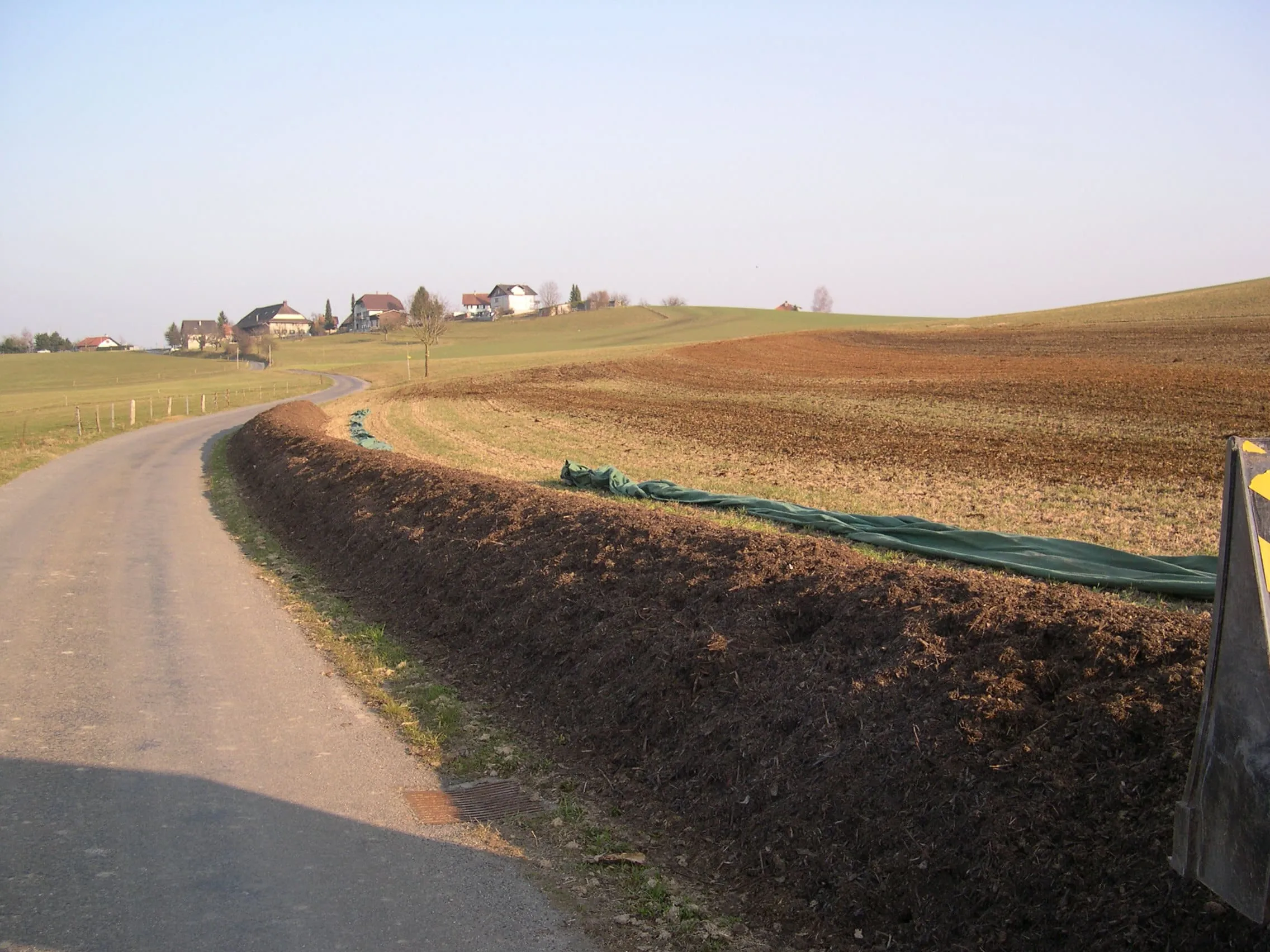 Compost en bord de champ longeant une route
