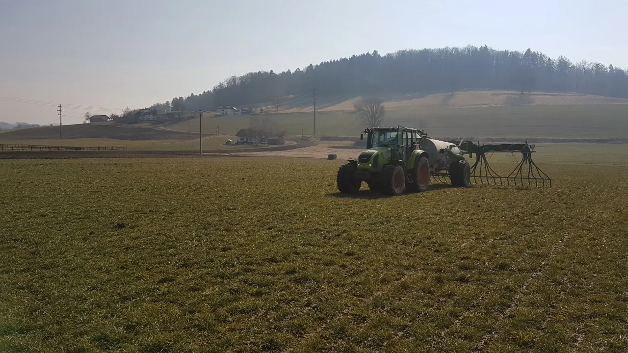 Dépôt direct du lisier au sol : réduction des nuisances olfactives et amélioration de l’efficacité de la fertilisation.