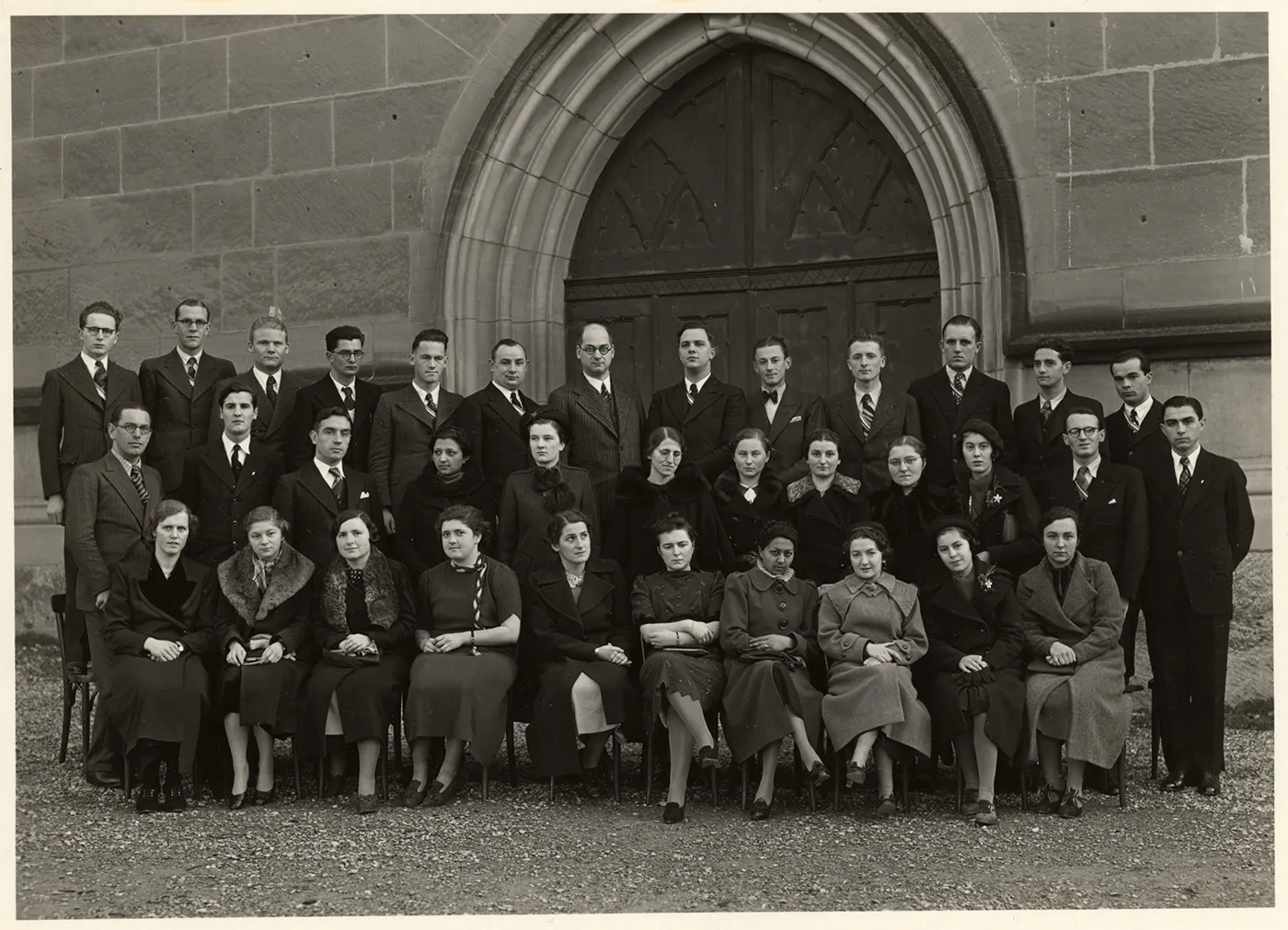 Benedikt Rast (vers 1938). La classe de musicologie 1937-1938 de Karl Gustav Fellerer (au centre). BCU, Fribourg, Collection musicale du Département de musicologie de Fribourg, LM 18 VI-26.
