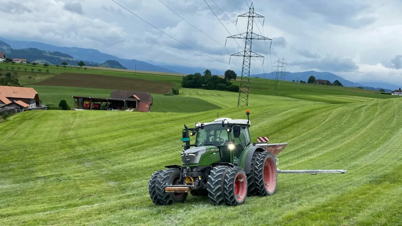 Les prairies permanentes doivent également être chaulées à intervalles réguliers. Sur les terrains en pente, on utilise des épandeurs plus petits.