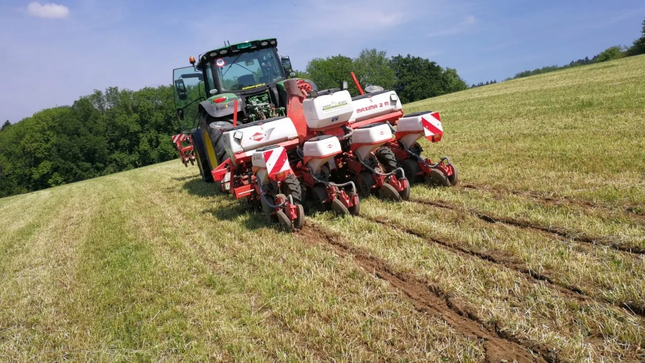 Die Streifenbearbeitung (Strip-Till) begrenzt die Erosion.