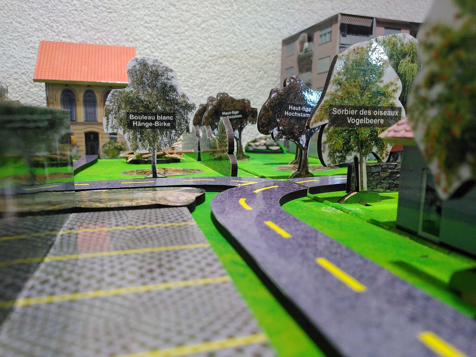 Modell mit Beispielen von subventionierten Massnahmen des Aktionsportfolios zur Förderung der Biodiversität im Siedlungsraum