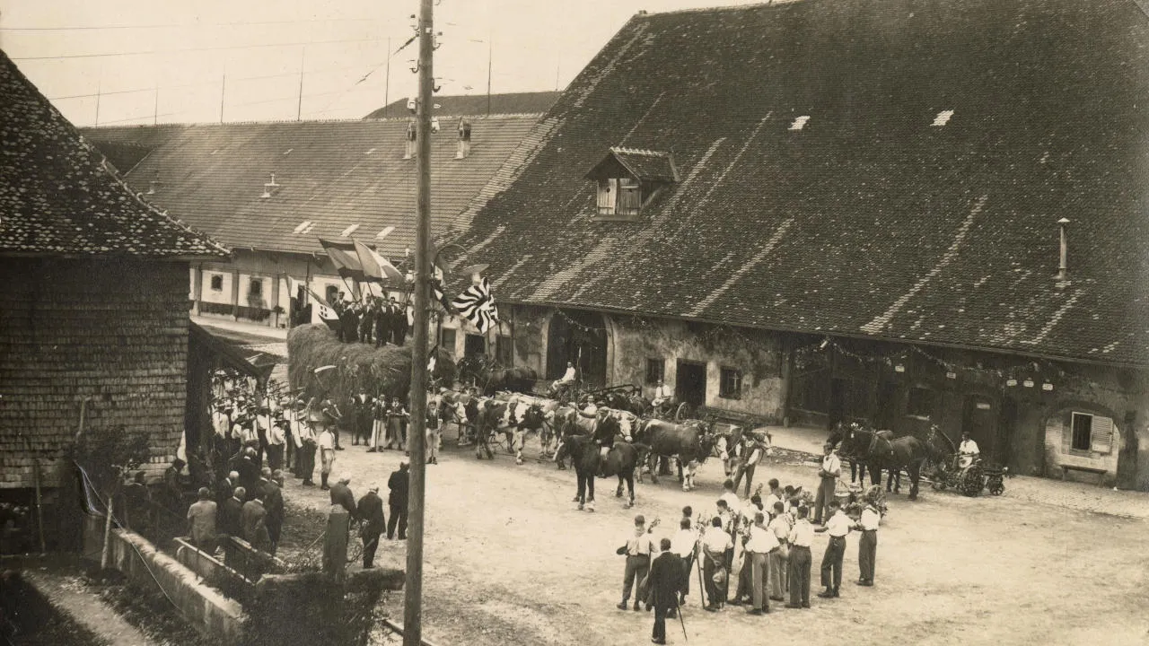Fête des foins devant la ferme de Grangeneuve, en 1926 (carte postale)