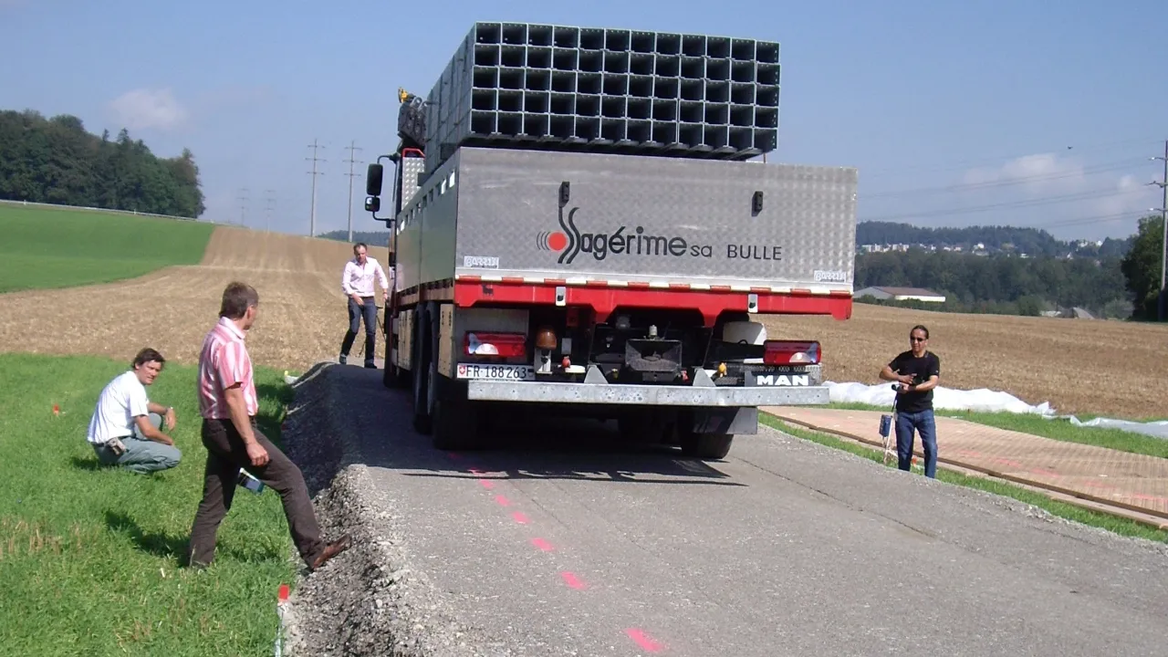 Les pistes de chantier posées sur le sol naturel évitent des dégâts lors de charges lourdes.