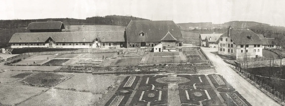 Vue panoramique de la ferme et des jardins de Grangeneuve entre 1908 et 1913, prise depuis l'ancien bâtiment des Marianistes, sur le parking actuel