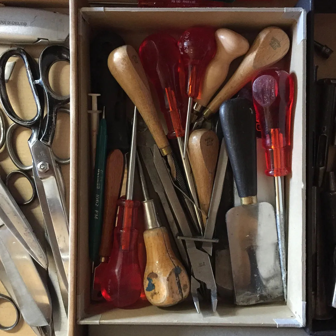 Outils atelier de conservation et reliure