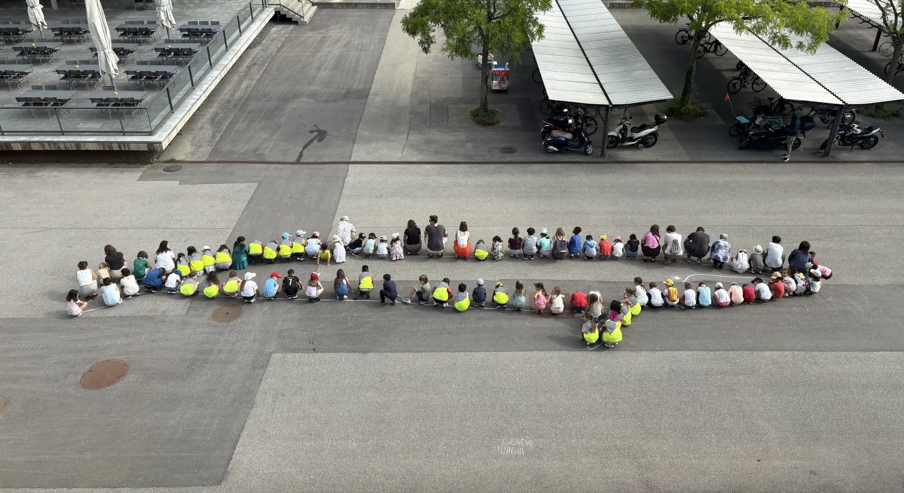 Die Schüler:innen des Zyklus 1 bildeten anlässlich der Preisverleihung einen Seiwal.