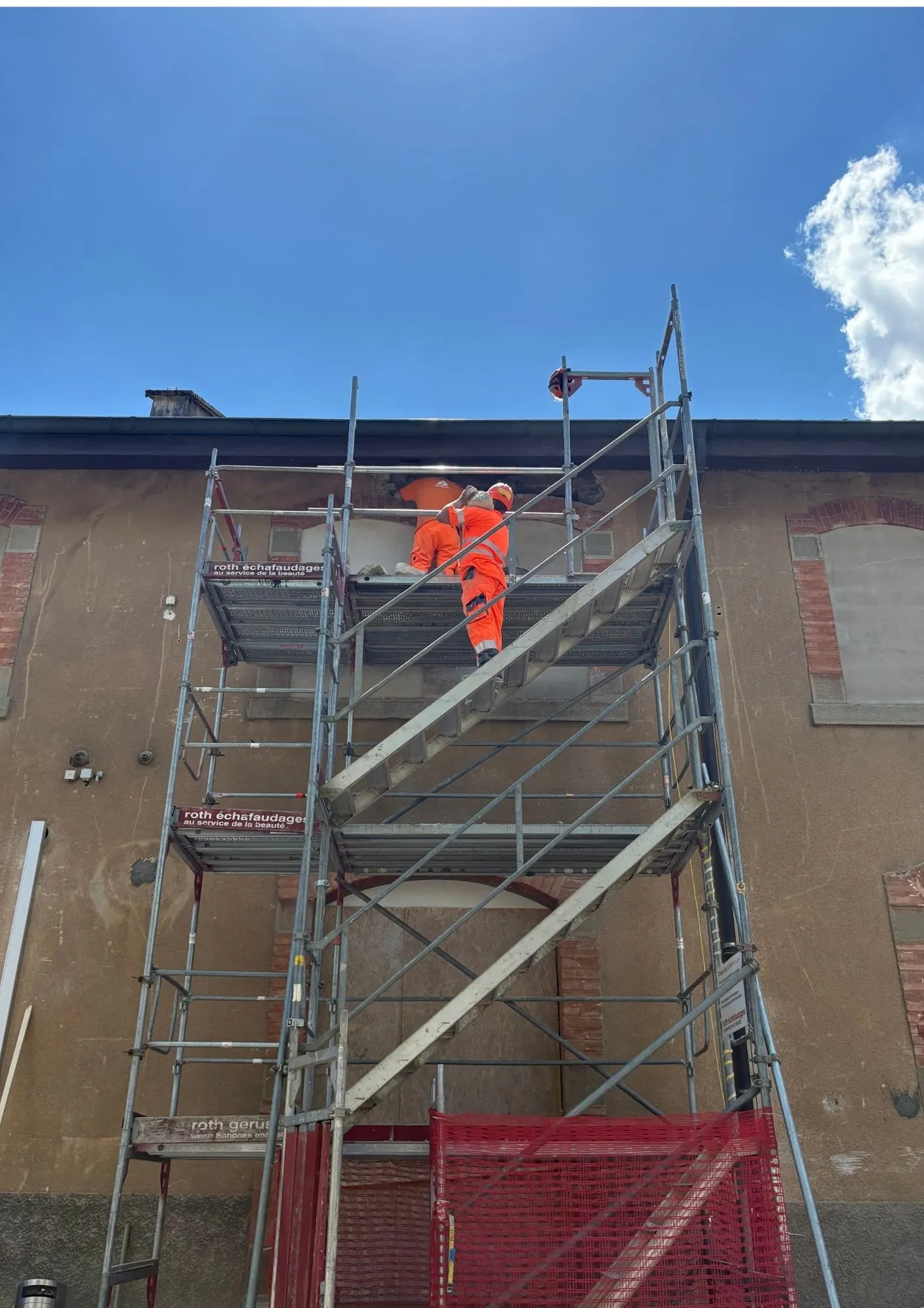 Das Gerüst an der Nordfassade steht bereits.