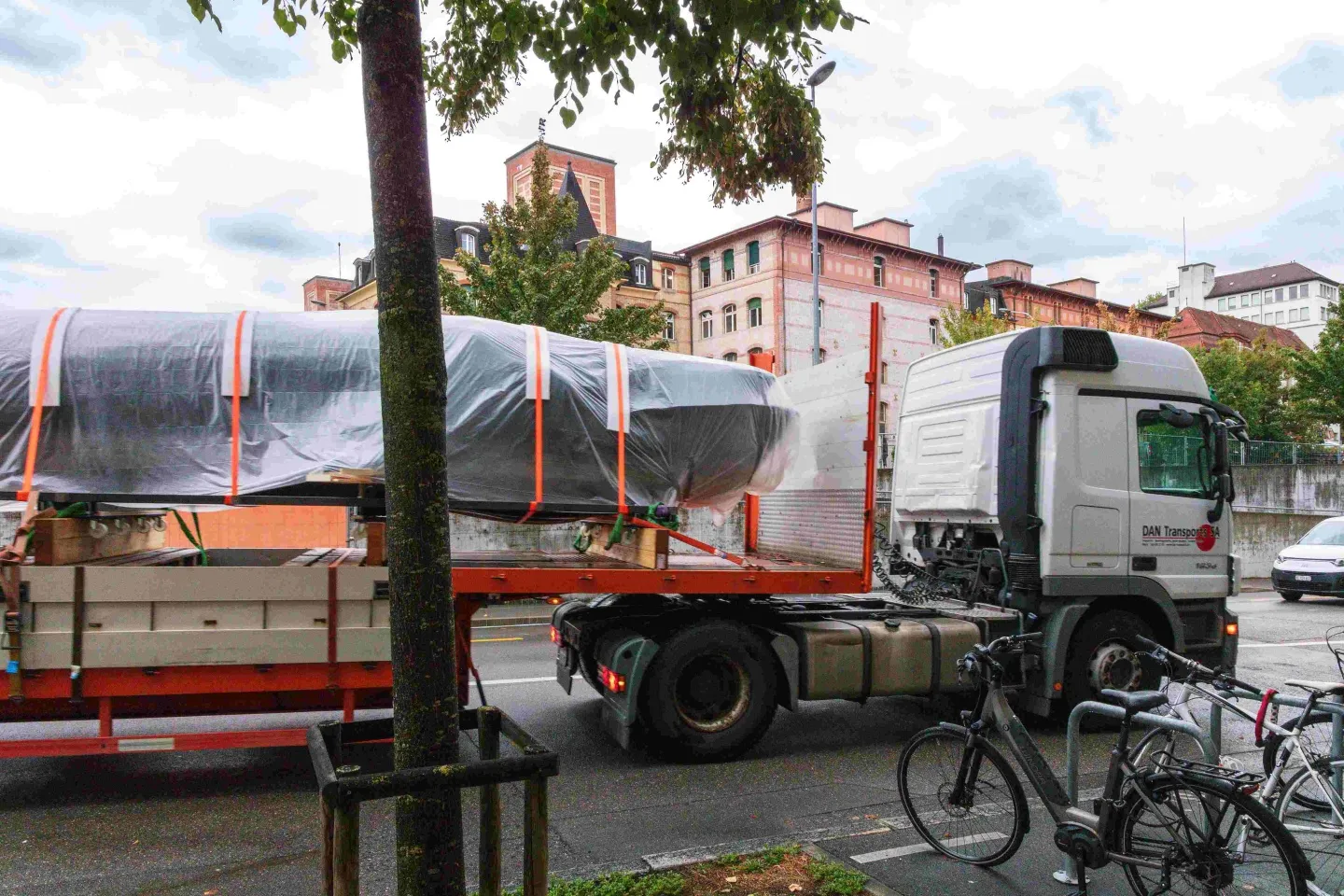 Auf dem Anhänger legte der Wal eine Strecke von etwa einem Kilometer Länge zurück.