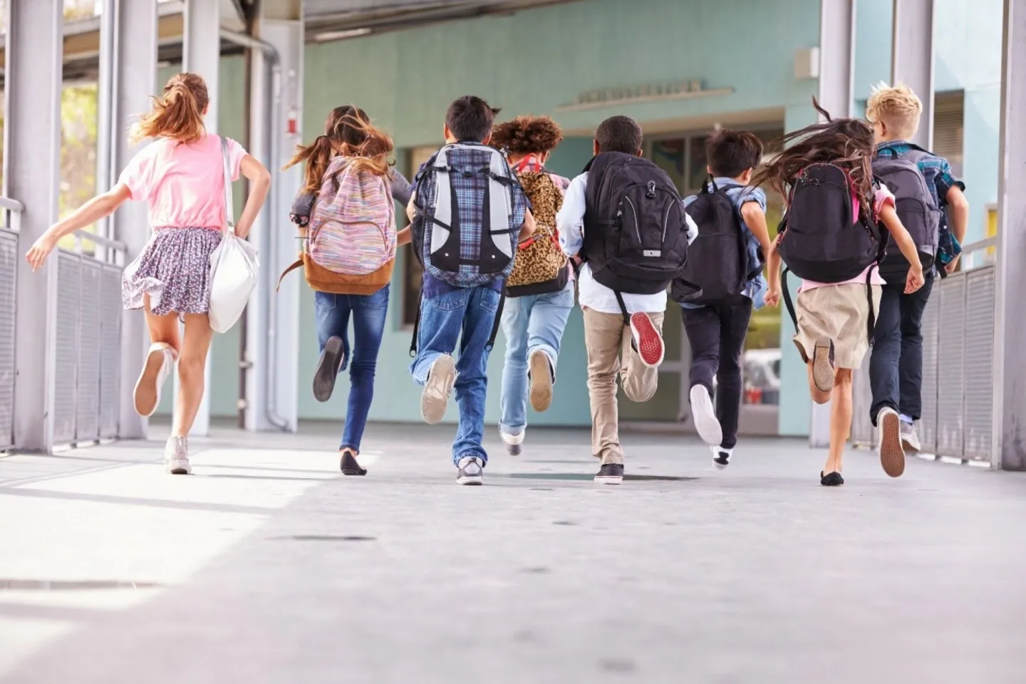 Les enfants courent à l'école