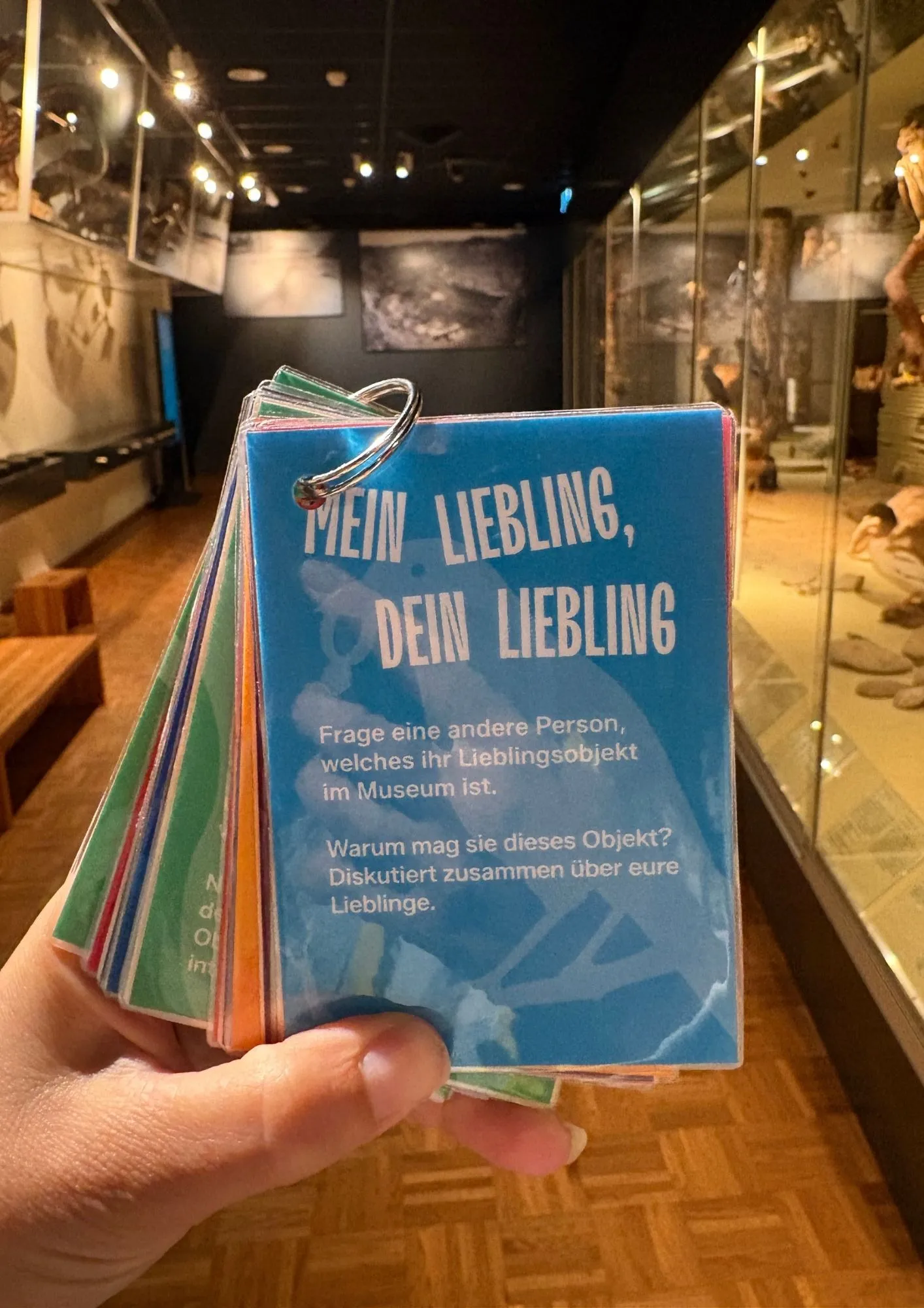 Die Entdeckungstasche enthält zwölf Spielkarten mit kreativen Anregungen.