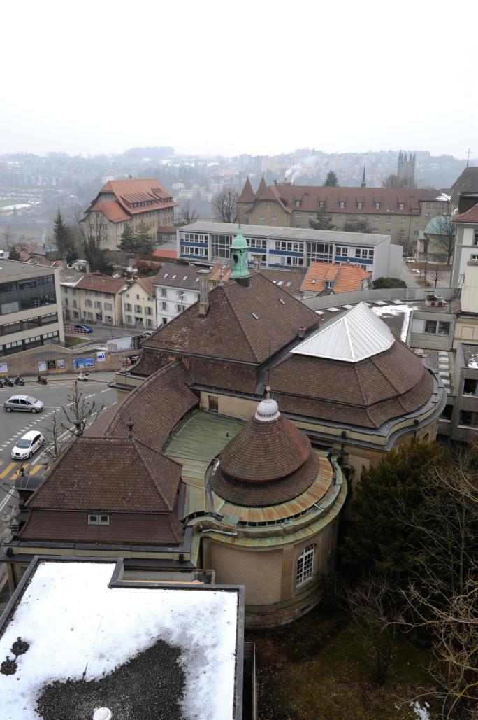 Luftaufnahme des Kantons- und Universitätsbibliothek von Freiburg 