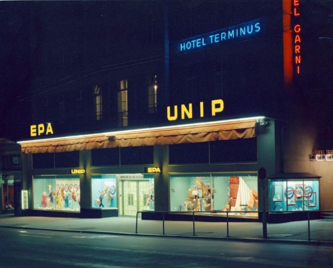 Nouveaux Grands Magasins SA (EPA-UNIP) extérieur nuit, Fribourg, 1968