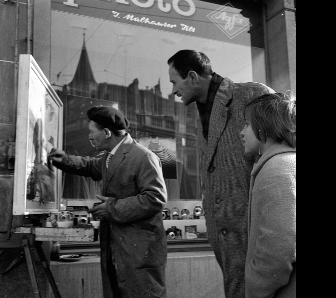 Ferruccio Garopesani, artiste peintre, devant le magasin de Jean Mülhauser, rue du Pont-Muré, Fribourg, 1962